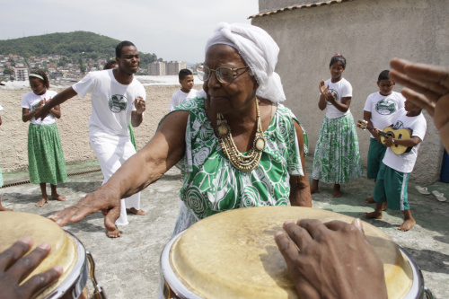 Tia Maria da Grota, uma das jongueiras mais antigas do Rio. Foto Cris Isidoro, Diadorim Ideias ..jpg