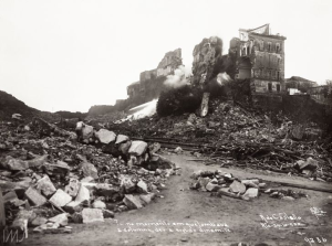 Jato d’água e explosão de dinamite em ruínas do Morro do Castelo.png