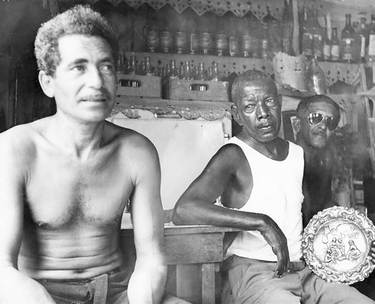 Arquivo:Favela do Tuiuti, 1966 Homens na birosca de D. Horminda.jpg