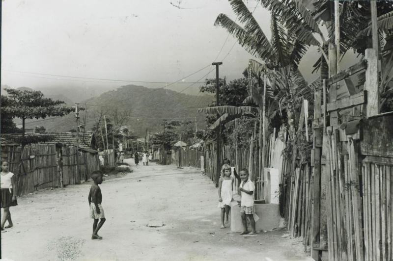 Arquivo:Foto Favela da Praia do Pinto – Acervo Biblioteca Nacional.jpg