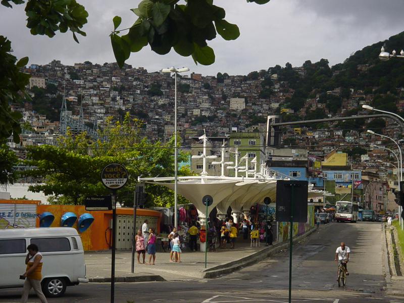Arquivo:©CReginensi 2006Mercado popular da Rocinha.JPG