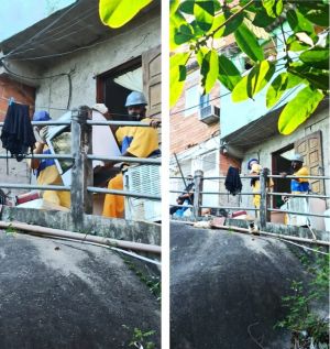 Funcionários da prefeitura removem móveisde casa demolida na Comunidade Coroa, no Tabajaras.jpg