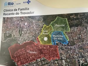 A imagem foi retirada do painel da clínica da família Recanto do trovador que mostra a divisão de atendimentos por equipes nomeadas como Popular, Martinho Da Vila, Noel Rosa e Caruaru.