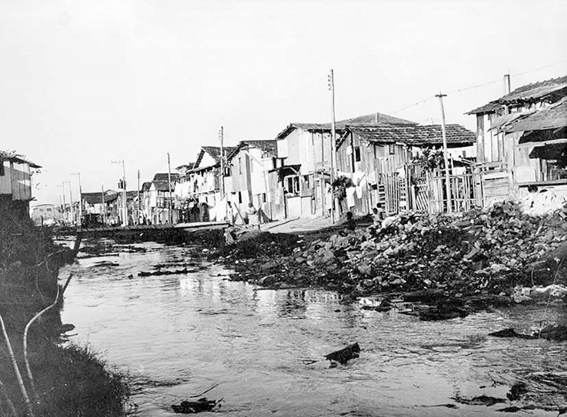 Arquivo:Favela do Jacarezinho, 1965, Rio Jacaré e casas.jpg