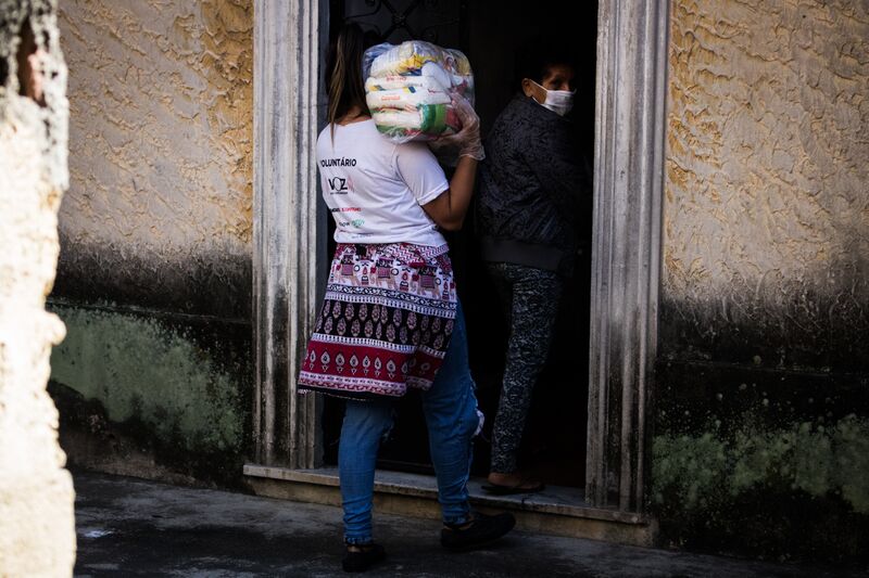 Arquivo:Entrega de cestas básicas para moradores do Complexo do Alemão, na zona norte do Rio de Janeiro..jpg