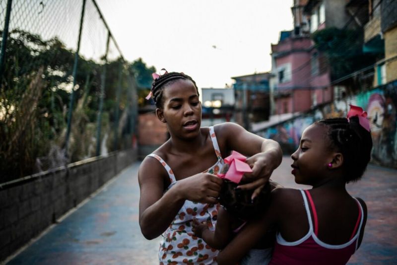Arquivo:Foto mãe e filha na favela.jpg