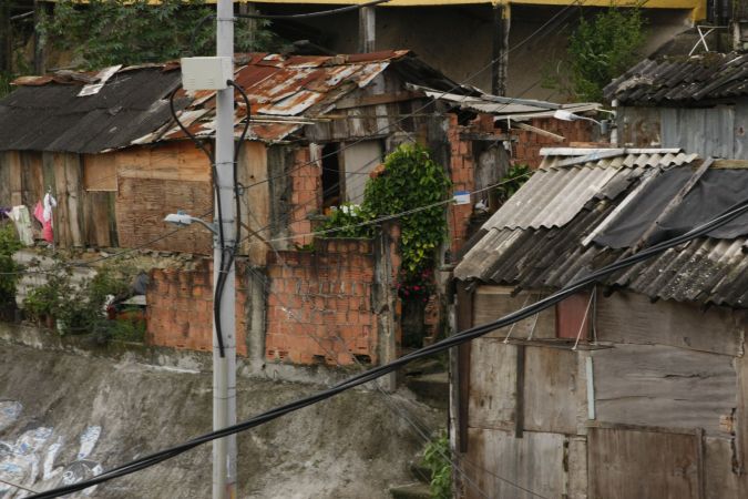 Fotografia de moradias em favela. Foto de Sônia Fleury.