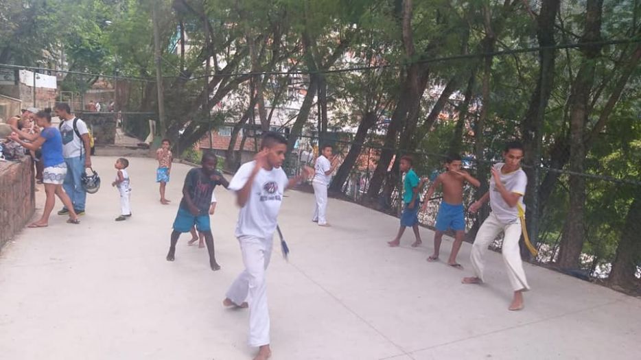Crianças em treino de capoeira
