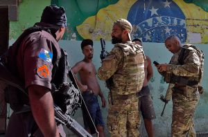 Polícia em invasão à favela (2022). Imagem: Carl de Souza/ AFP.