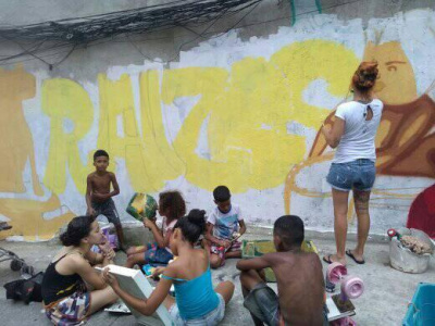 Atividade de grafite com as crianças da favela..jpg
