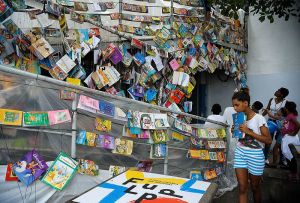 Crianças da comunidade escolhem livros na abertura da quarta edição da Festa Literária das Periferias (Flup) (Tomaz Silva, Agência Brasil).jpg