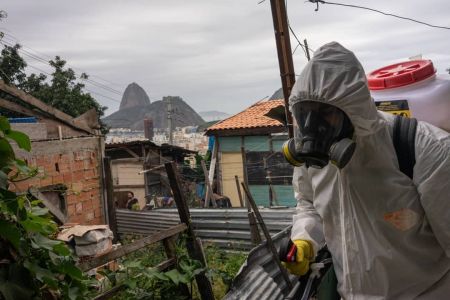 Irmão Firmino faz higienização por conta própria na favela Santa Marta. Rio de Janeiro 2020. Foto de Tércio Teixeira.