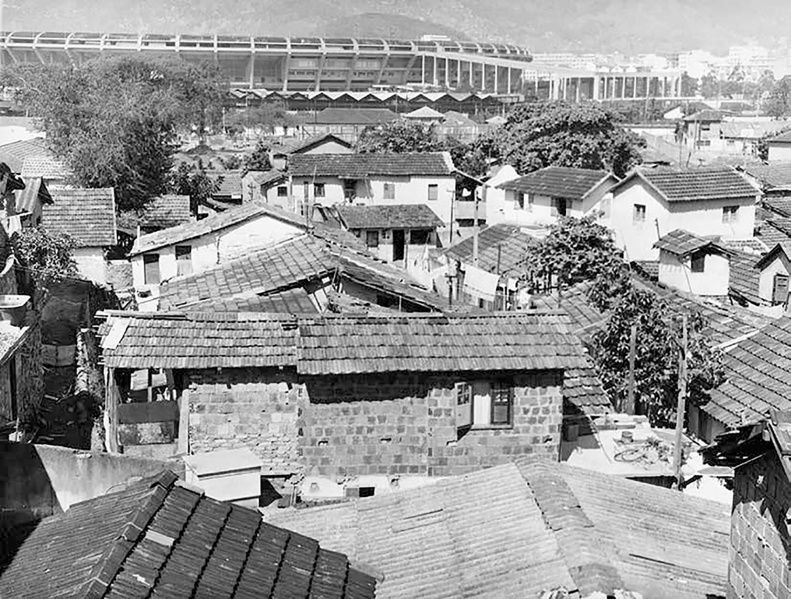 Arquivo:Favela do Esqueleto, 1966, Ao fundo o Estádio do Maracanã.jpg