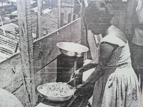 Mulher prepara macarronada em uma cobertura da Favela Macedo Sobrinho 1964 by A. Leeds.jpg