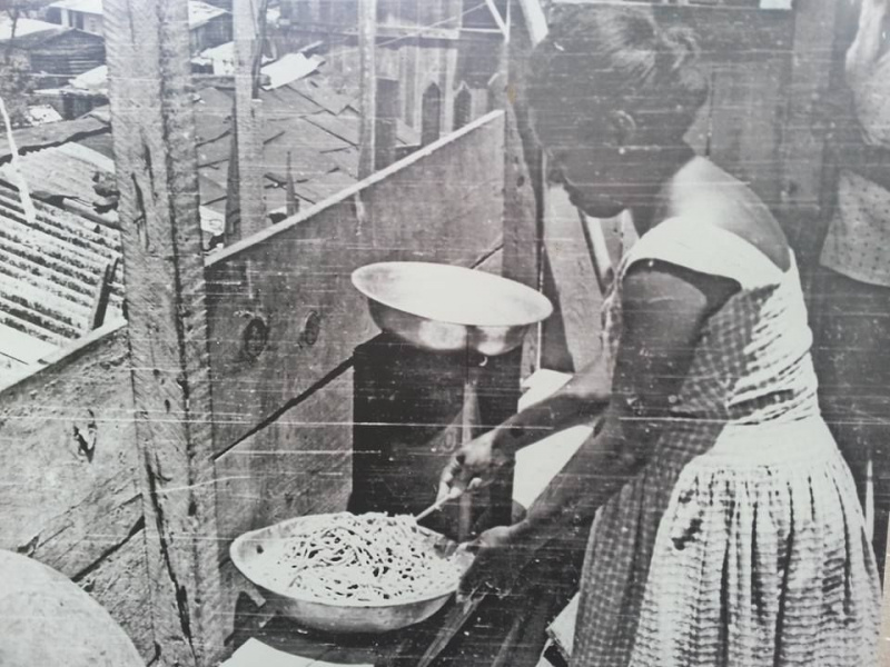 Arquivo:Mulher prepara macarronada em uma cobertura da Favela Macedo Sobrinho 1964 by A. Leeds.jpg